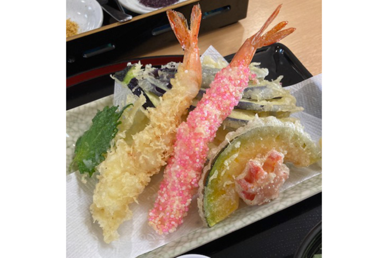 いなり寿司と天ぷらの盛り合わせ